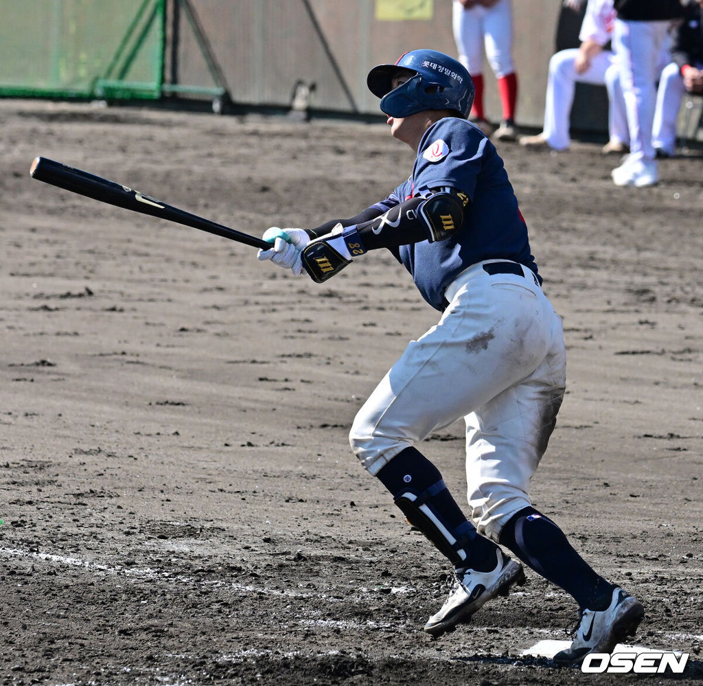 3일 일본 미야자키현 아야초 니시키바루 야구장에서 SSG 랜더스와 롯데 자이언츠의 연습경기가 열렸다.전날 두 팀의 경기는 우천으로 취소됐다. 이날 SSG는 베니지아노, 롯데는 나균안을 선발로 내세웠다.5회초 롯데 손성빈이 솔로포를 날리고 있다. 2026.03.03 /jpnews@osen.co.kr