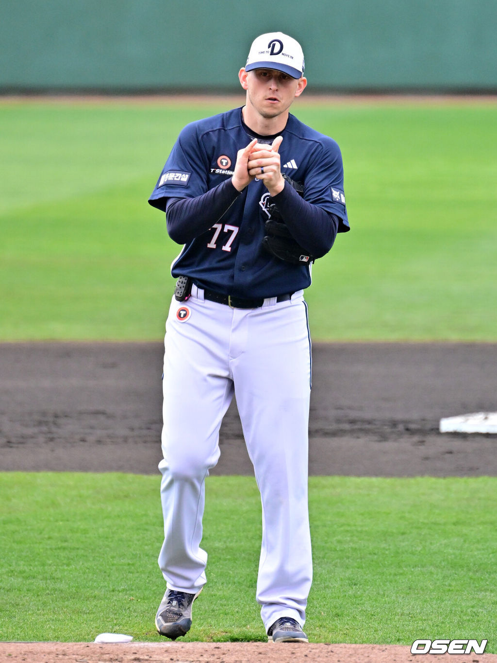 두산 베어스가 25일 일본 미야자키 산마린 스타디움에서 일본프로야구 세이부 라이온스와의 구춘대회 첫 경기를 가졌다.이날 두산은 세이부에 3-6으로 패했다. 1회말 두산 플렉센이 역투하고 있다. 2026.02.25 /jpnews@osen.co.kr