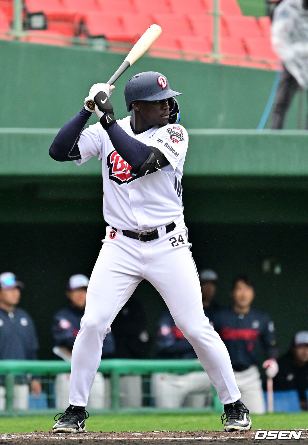 26일 일본 미야자키 산마린 스타디움에서 두산 베어스와 롯데 자이언츠의 구춘대회 경기가 열렸다.두 팀의 맞대결은 롯데가 6-2로 앞선 3회말 악천후로 인해 노게임 선언됐다. 1회말 1사 1,2루에서 두산 카메론이 타격 자세를 취하고 있다. 2026.02.26 /jpnews@osen.co.kr