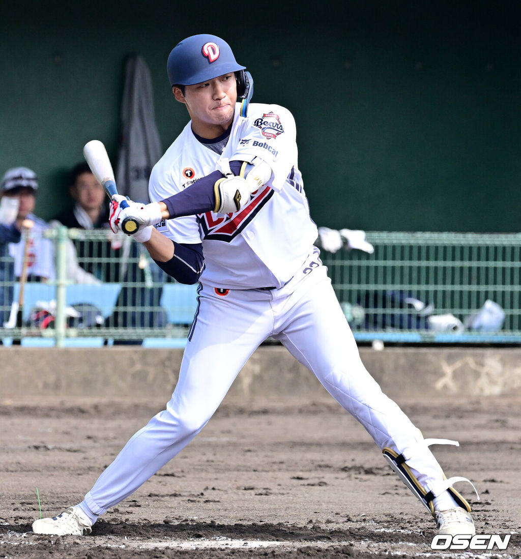 두산 베어스가 1일 일본 미야자키 히사미네 야구장에서 자체 청백전를 가졌다.이날 두산은 팀 훈련이 예정됐지만, 2월 26일 롯데 자이언츠전 3회 우천 노게임에 이어 27일 지바롯데 마린스전까지 우천 취소되면서 실전 감각을 끌어올리고자 청백전이 긴급 편성됐다. 1회말 두산 김대한이 타석 자세를 취하고 있다. 2026.03.01 /jpnews@osen.co.kr