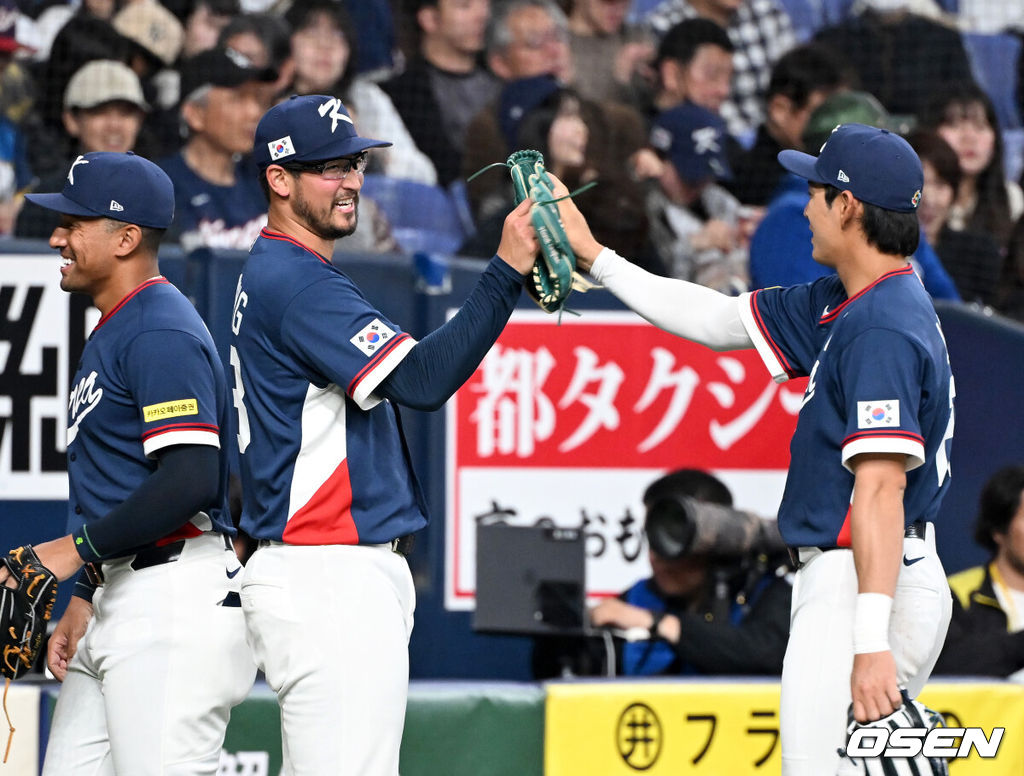 3일 일본 오사카 교세라돔에서 월드베이스볼클래식(WBC) 공식 연습 경기 한국 야구 대표팀과 오릭스 버팔로스의 경기가 열렸다.우리 대표팀은 연습 경기 2차전을 치른 뒤 5일 일본 도쿄돔에서 체코와 WBC 조별리그 1차전에서 격돌한다.3회말 수비를 마친 한국 데인 더닝이 더그아웃에서 이정후와 하이파이브를 나누고 있다. 2026.03.03 /spjj@osen.co.kr