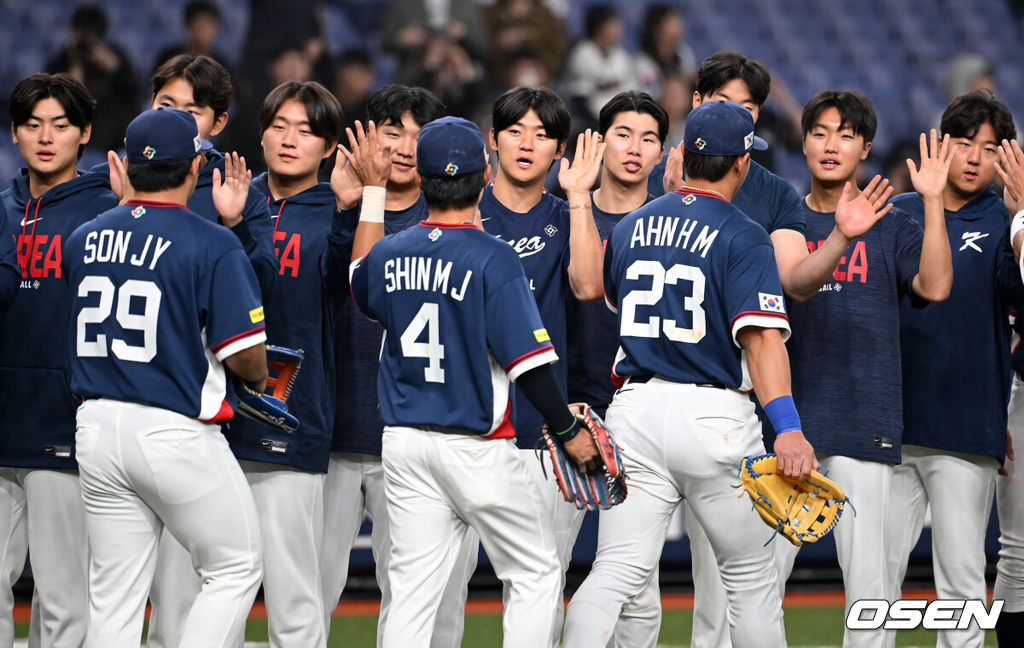 한국의 거포들이 연달아 터뜨리면서 오사카 평가전을 기분 좋게 마무리할 수 있었다. 이제 결전의 땅 도쿄로 향한다.류지현 감독이 이끄는 한국 WBC 대표팀은 3일 일본 오사카 교세라돔에서 열린 오릭스 버팔로스와의 2026 WBC 공식 평가전에서 8-5로 승리를 거뒀다. 이로써 한국은 전날(2일) 한신 타이거스전 3-3 무승부, 이날 오릭스전 승리로 공식 평가전 1승1무를 기록한 채 결전의 장소인 일본 도쿄돔으로 이동하게 된다.경기 종료 후 한국 선수들이 승리의 기쁨을 나누고 있다. 2026.03.03 /spjj@osen.co.kr