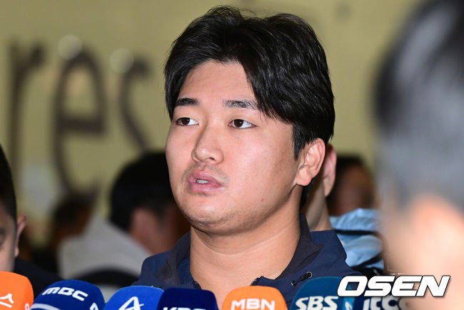 [OSEN=인천공항, 최규한 기자] 류지현 감독이 이끄는 한국 야구대표팀이 오는 3월 열리는 WBC를 준비하기 위해 9일 오전 인천공항을 통해 미국령 사이판으로 출국했다.류지현호는 9일부터 21일까지 사이판에서 1차 전지훈련 담금질에 나선다.대표팀 고우석이 취재진과 질의응답 시간을 갖고 있다. 2026.01.09 / dreamer@osen.co.kr