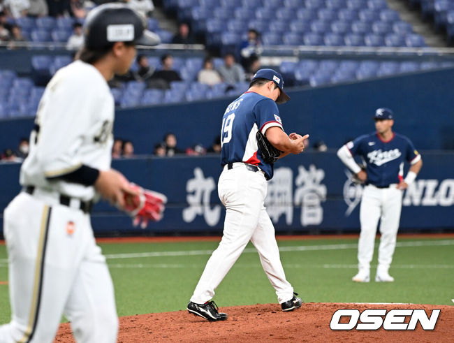 [OSEN=오사카(일본), 손용호 기자] 3일 일본 오사카 교세라돔에서 월드베이스볼클래식(WBC) 공식 연습 경기 한국 야구 대표팀과 오릭스 버팔로스의 경기가 열렸다.우리 대표팀은 연습 경기 2차전을 치른 뒤 5일 일본 도쿄돔에서 체코와 WBC 조별리그 1차전에서 격돌한다.4회말 2사 만루에서 한국 고우석이 밀어내기 볼넷을 허용하고 있다. 2026.03.03 /spjj@osen.co.kr