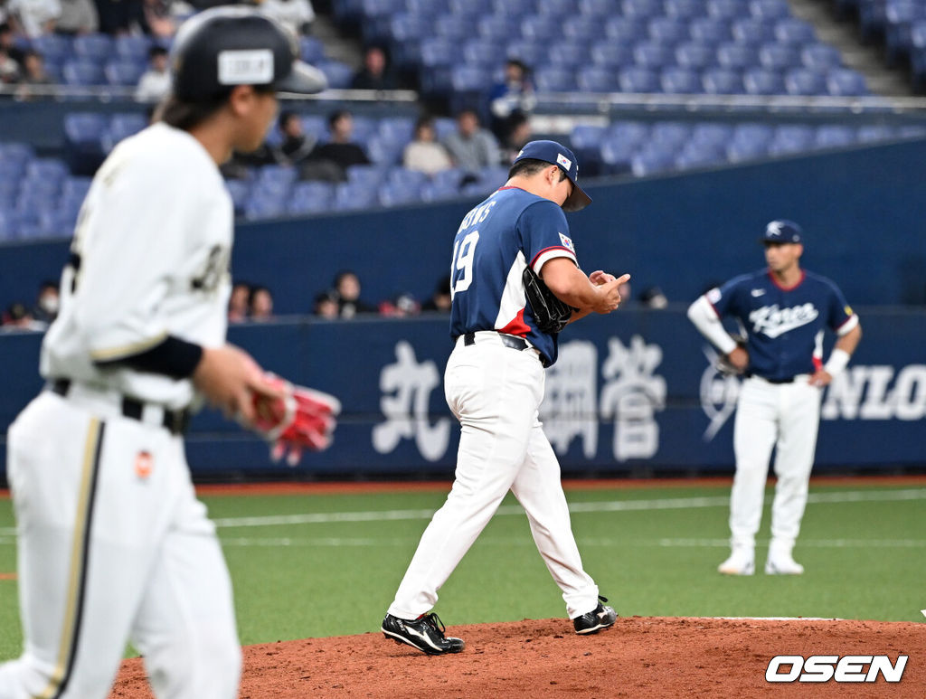 3일 일본 오사카 교세라돔에서 월드베이스볼클래식(WBC) 공식 연습 경기 한국 야구 대표팀과 오릭스 버팔로스의 경기가 열렸다.우리 대표팀은 연습 경기 2차전을 치른 뒤 5일 일본 도쿄돔에서 체코와 WBC 조별리그 1차전에서 격돌한다.4회말 2사 만루에서 한국 고우석이 밀어내기 볼넷을 허용하고 있다. 2026.03.03 /spjj@osen.co.kr