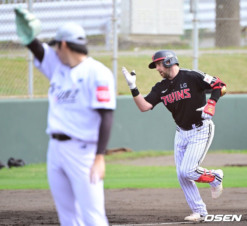 1일 일본 오키나와 구시가와 야구장에서 프로야구 KT 위즈와 LG 트윈스의 연습경기가 열렸다.이날 경기에서 KT는 오원석, LG는 요니 치리노스를 선발로 내세웠다.1회초 1사 1, 3루 상황 LG 오스틴이 선제 좌중간 스리런포를 날리고 그라운드를 돌며 기뻐하고 있다. 2026.03.01 / dreamer@osen.co.kr