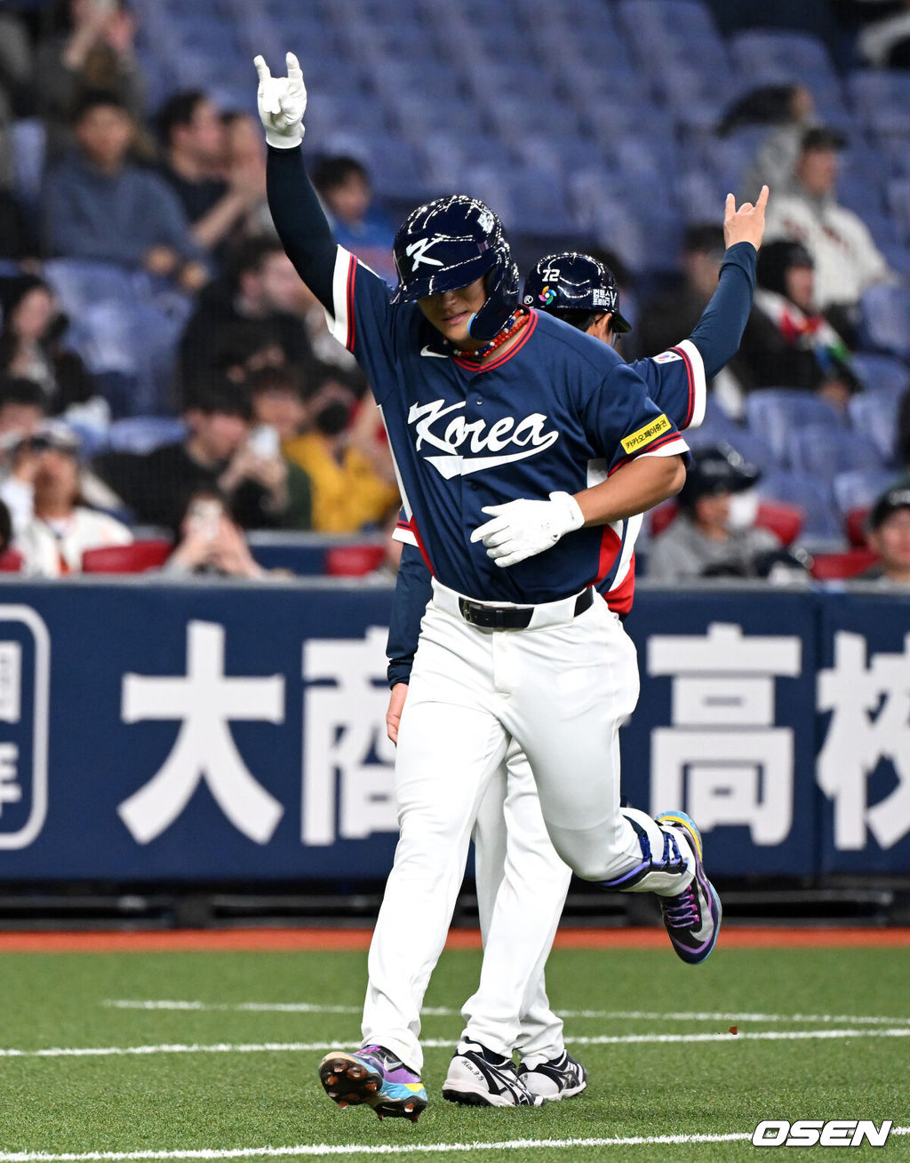 한국의 거포들이 연달아 터뜨리면서 오사카 평가전을 기분 좋게 마무리할 수 있었다. 이제 결전의 땅 도쿄로 향한다.류지현 감독이 이끄는 한국 WBC 대표팀은 3일 일본 오사카 교세라돔에서 열린 오릭스 버팔로스와의 2026 WBC 공식 평가전에서 8-5로 승리를 거뒀다. 이로써 한국은 전날(2일) 한신 타이거스전 3-3 무승부, 이날 오릭스전 승리로 공식 평가전 1승1무를 기록한 채 결전의 장소인 일본 도쿄돔으로 이동하게 된다.2회초 2사 1,3루에서 한국 김도영이 스리런 홈런을 치고 환호하고 있다.. 2026.03.03 /spjj@osen.co.kr