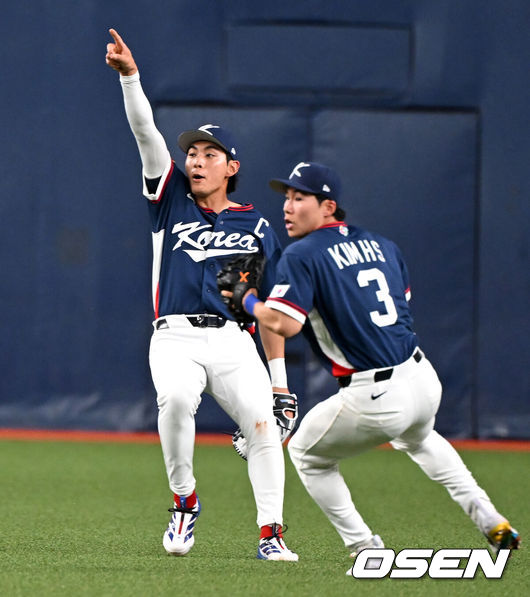 [OSEN=오사카(일본), 손용호 기자] 3일 일본 오사카 교세라돔에서 월드베이스볼클래식(WBC) 공식 연습 경기 한국 야구 대표팀과 오릭스 버팔로스의 경기가 열렸다.우리 대표팀은 연습 경기 2차전을 치른 뒤 5일 일본 도쿄돔에서 체코와 WBC 조별리그 1차전에서 격돌한다.3회말 무사 1,3루에서 한국 김혜성이 오릭스 니시카와 료마의 타구를 잡고 있다. 2026.03.03 /spjj@osen.co.kr