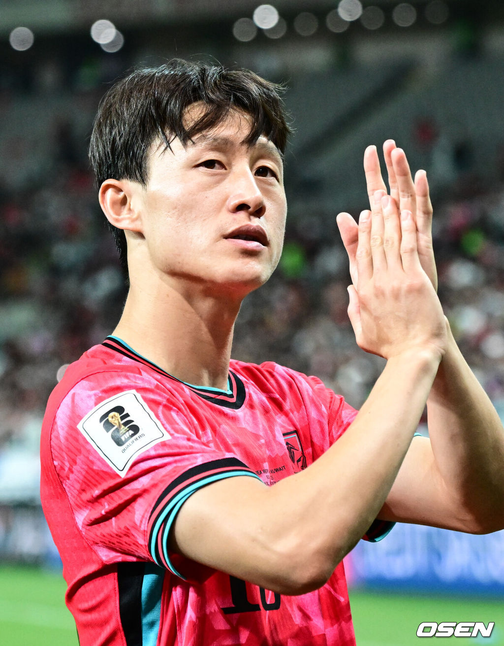 대한민국 대표팀이 무려 15년 만에 패배 없이 최종예선을 마무리했다. 홍명보 감독이 이끄는 대한민국 축구 국가대표팀은 10일 서울월드컵경기장에서 열린 2026 국제축구연맹(FIFA) 북중미 월드컵 아시아지역 최종예선 3차 예선 B조 10차전에서 쿠웨이트와 맞붙어 4-0으로 대승했다.대표팀 이재성이 관중을 향해 인사를 하고 있다. 2025.06.10 /cej@osen.co.kr