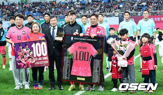 [OSEN=대전, 최규한 기자] 1년 8개월 만에 대표팀으로 돌아온 조규성이 골맛을 봤다. 손흥민도 프리킥 득점으로 한국을 승리로 이끌었다.홍명보 감독이 이끄는 한국축구대표팀(FIFA 랭킹 22위)은 14일&nbsp;대전월드컵경기장에서 볼리비아(76위)와 11월 A매치 1차전을 치러 2-0으로 승리했다.&nbsp;경기를 앞두고 센츄리클럽에 가입한 한국 이재성이 정몽규 대한축구협회장을 비롯한 관계자들에게 기념 트로피를 전달받은 뒤 자녀들과 함께 기념촬영을 하고 있다. 2025.11.14 / dreamer@osen.co.kr
