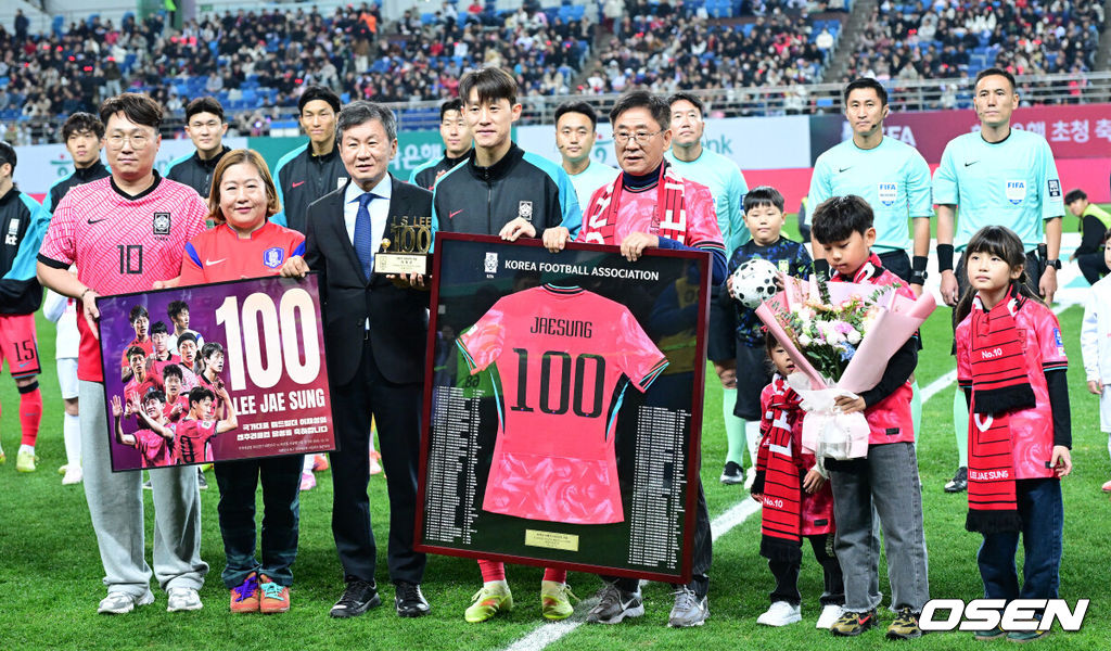 1년 8개월 만에 대표팀으로 돌아온 조규성이 골맛을 봤다. 손흥민도 프리킥 득점으로 한국을 승리로 이끌었다.홍명보 감독이 이끄는 한국축구대표팀(FIFA 랭킹 22위)은 14일 대전월드컵경기장에서 볼리비아(76위)와 11월 A매치 1차전을 치러 2-0으로 승리했다. 경기를 앞두고 센츄리클럽에 가입한 한국 이재성이 정몽규 대한축구협회장을 비롯한 관계자들에게 기념 트로피를 전달받은 뒤 자녀들과 함께 기념촬영을 하고 있다. 2025.11.14 / dreamer@osen.co.kr