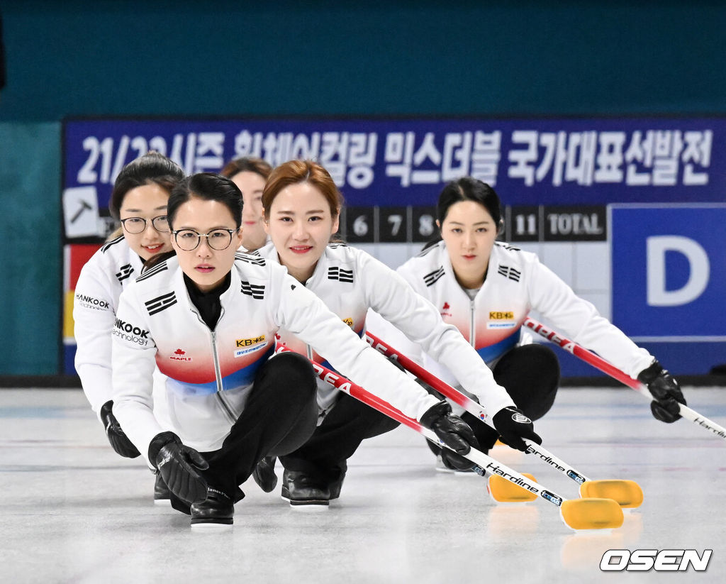 21일 강원도 강릉시 강릉컬링센터에서 컬링 미디어데이 및 2022 베이징 동계올림픽 출정식이 진행됐다. 여자 컬링 국가대표팀 '팀 킴'(김선영, 김영미, 김은정, 김초희, 김경애)이 포토타임을 갖고 있다. 2022.01.21 / rumi@osen.co.kr