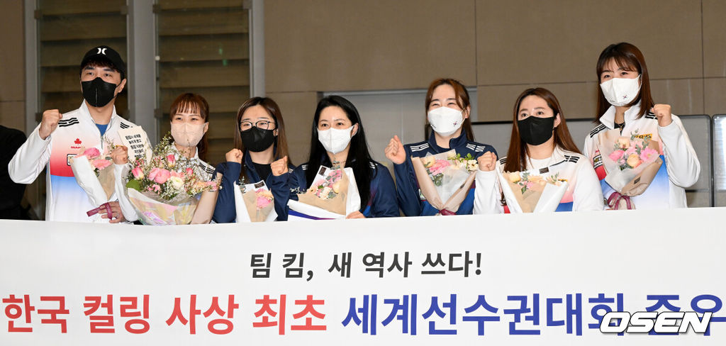 대한민국 여자 컬링 대표팀이 캐나다에서 열린 ‘2022 여자컬링 세계선수권대회’에서 준우승을 차지한 뒤 30일 오후 인천공항을 통해 귀국했다.컬링 대표팀 ‘팀킴’은 세계선수권 결승전에서 스위스를 상대로 6-7로 석패, 준우승을 거둬 한국 컬링 첫 세계선수권 메달을 거머쥐었다.컬링 대표팀 임명섭 감독과 선수들이 귀국해 포즈를 취하고 있다. 2022.03.30 / dreamer@osen.co.kr