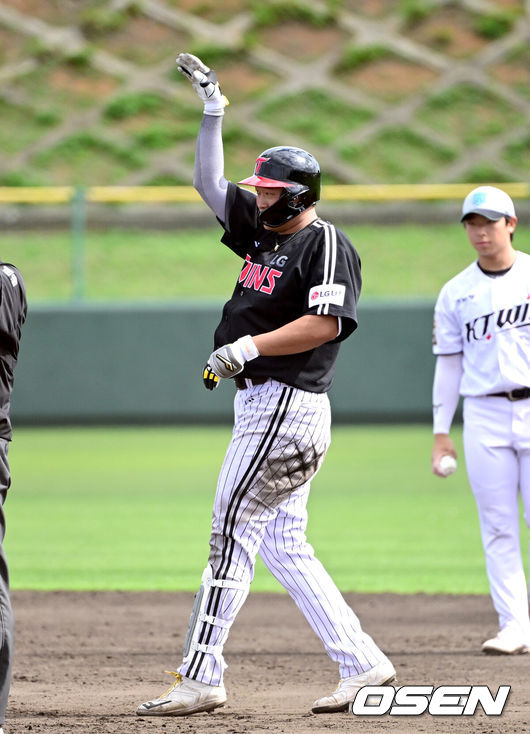 [OSEN=오키나와(일본), 최규한 기자] 1일 일본 오키나와 구시가와 야구장에서 프로야구 KT 위즈와 LG 트윈스의 연습경기가 열렸다.이날 경기에서 KT는 오원석, LG는 요니 치리노스를 선발로 내세웠다.6회초 무사 선두타자로 나선 LG 이재원이 2루타를 날리고 2루에 안착한 뒤 기뻐하고 있다. 2026.03.01 / dreamer@osen.co.kr