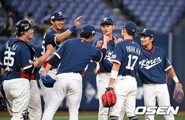 [OSEN=오사카(일본), 손용호 기자] 한국의 거포들이 연달아 터뜨리면서 오사카 평가전을 기분 좋게 마무리할 수 있었다. 이제 결전의 땅 도쿄로 향한다.류지현 감독이 이끄는 한국 WBC 대표팀은 3일 일본 오사카 교세라돔에서 열린 오릭스 버팔로스와의 2026 WBC 공식 평가전에서 8-5로 승리를 거뒀다. 이로써 한국은 전날(2일) 한신 타이거스전 3-3 무승부, 이날 오릭스전 승리로 공식 평가전 1승1무를 기록한 채 결전의 장소인 일본 도쿄돔으로 이동하게 된다.9회 한국 유니폼을 입고 등판한 고바야시 타츠토가 한국 대표팀과 승리의 기쁨을 나누고 있다. 2026.03.03 /spjj@osen.co.kr