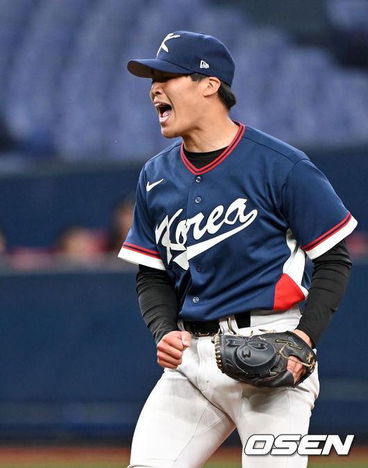 [OSEN=오사카(일본), 손용호 기자] 3일 일본 오사카 교세라돔에서 월드베이스볼클래식(WBC) 공식 연습 경기 한국 야구 대표팀과 오릭스 버팔로스의 경기가 열렸다.우리 대표팀은 연습 경기 2차전을 치른 뒤 5일 일본 도쿄돔에서 체코와 WBC 조별리그 1차전에서 격돌한다.8회말 2사 2루에서 한국 유니폼을 입은 이시이 코키가 삼진을 잡고 환호하고 있다. 2026.03.03 /spjj@osen.co.kr