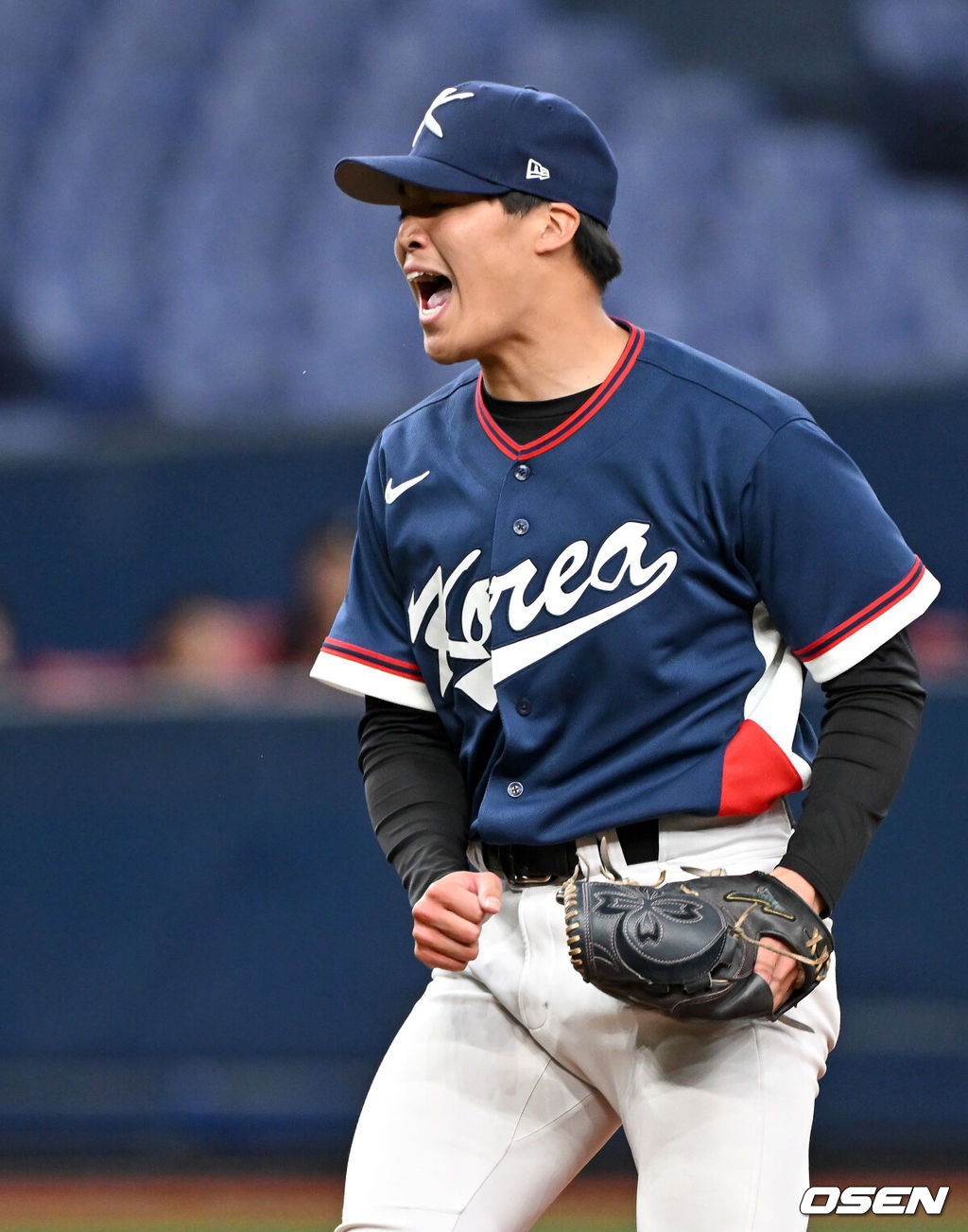 3일 일본 오사카 교세라돔에서 월드베이스볼클래식(WBC) 공식 연습 경기 한국 야구 대표팀과 오릭스 버팔로스의 경기가 열렸다.우리 대표팀은 연습 경기 2차전을 치른 뒤 5일 일본 도쿄돔에서 체코와 WBC 조별리그 1차전에서 격돌한다.8회말 2사 2루에서 한국 유니폼을 입은 이시이 코키가 삼진을 잡고 환호하고 있다. 2026.03.03 /spjj@osen.co.kr