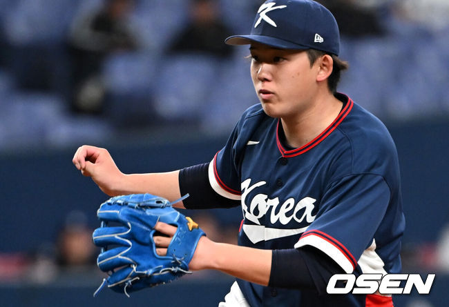 [OSEN=오사카(일본), 손용호 기자] 한국의 거포들이 연달아 터뜨리면서 오사카 평가전을 기분 좋게 마무리할 수 있었다. 이제 결전의 땅 도쿄로 향한다.류지현 감독이 이끄는 한국 WBC 대표팀은 3일 일본 오사카 교세라돔에서 열린 오릭스 버팔로스와의 2026 WBC 공식 평가전에서 8-5로 승리를 거뒀다. 이로써 한국은 전날(2일) 한신 타이거스전 3-3 무승부, 이날 오릭스전 승리로 공식 평가전 1승1무를 기록한 채 결전의 장소인 일본 도쿄돔으로 이동하게 된다.9회말 한국 유니폼을 입은 고바야시 타츠토가 역투하고 있다. 2026.03.03 /spjj@osen.co.kr