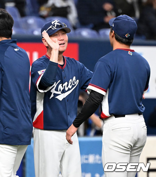 [OSEN=오사카(일본), 손용호 기자] 한국의 거포들이 연달아 터뜨리면서 오사카 평가전을 기분 좋게 마무리할 수 있었다. 이제 결전의 땅 도쿄로 향한다.류지현 감독이 이끄는 한국 WBC 대표팀은 3일 일본 오사카 교세라돔에서 열린 오릭스 버팔로스와의 2026 WBC 공식 평가전에서 8-5로 승리를 거뒀다. 이로써 한국은 전날(2일) 한신 타이거스전 3-3 무승부, 이날 오릭스전 승리로 공식 평가전 1승1무를 기록한 채 결전의 장소인 일본 도쿄돔으로 이동하게 된다.경기 종료 후 한국 류지현 감독이 선수들과 승리의 기쁨을 나누고 있다. 2026.03.03 /spjj@osen.co.kr