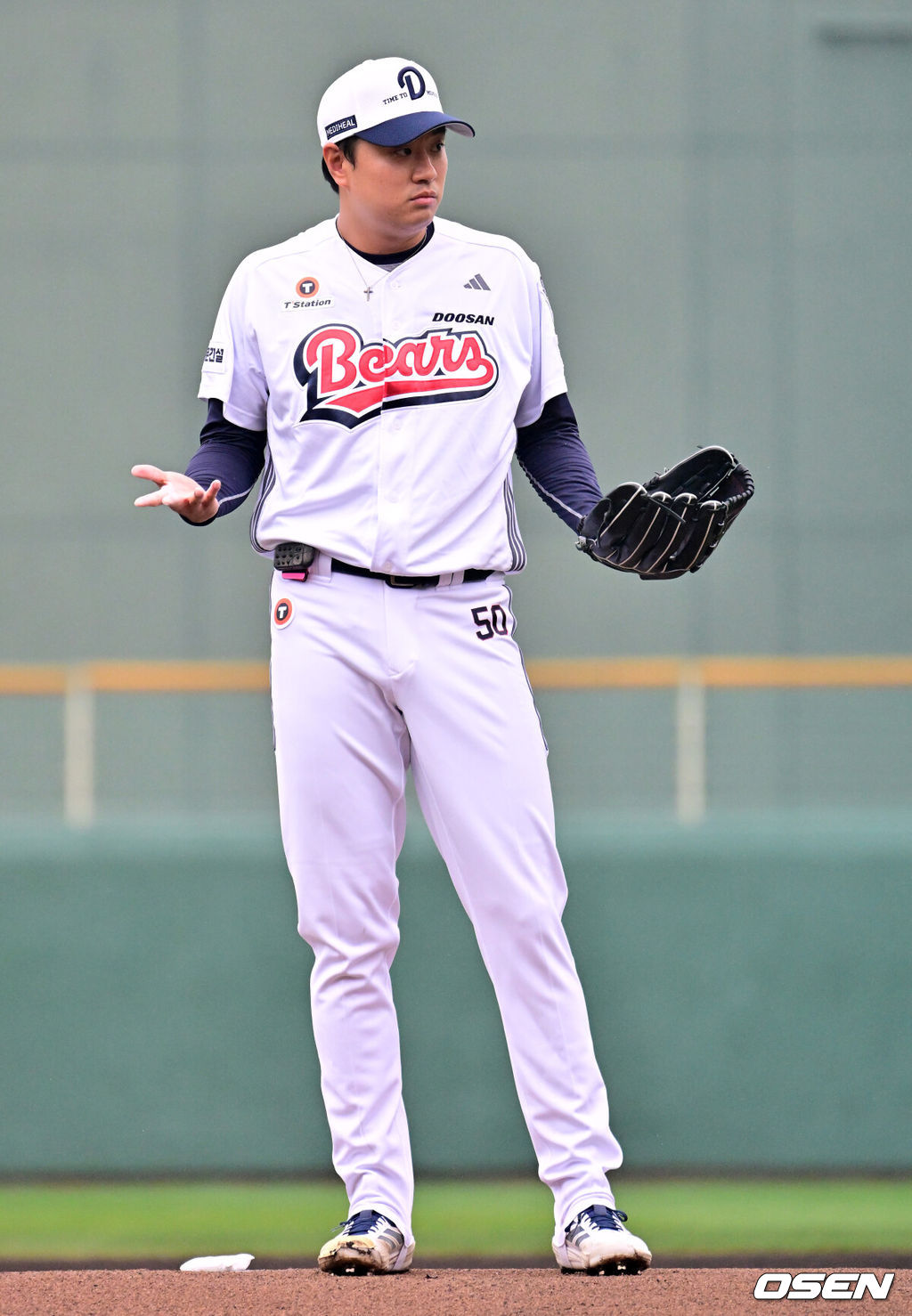26일 일본 미야자키 산마린 스타디움에서 두산 베어스와 롯데 자이언츠의 구춘대회 경기가 열렸다.이날 두산은 이영하, 롯데는 쿄아마가 선발로 나섰다.1회 두산 이영하가 경기를 준비하고 있다. 2026.02.26 /jpnews@osen.co.kr
