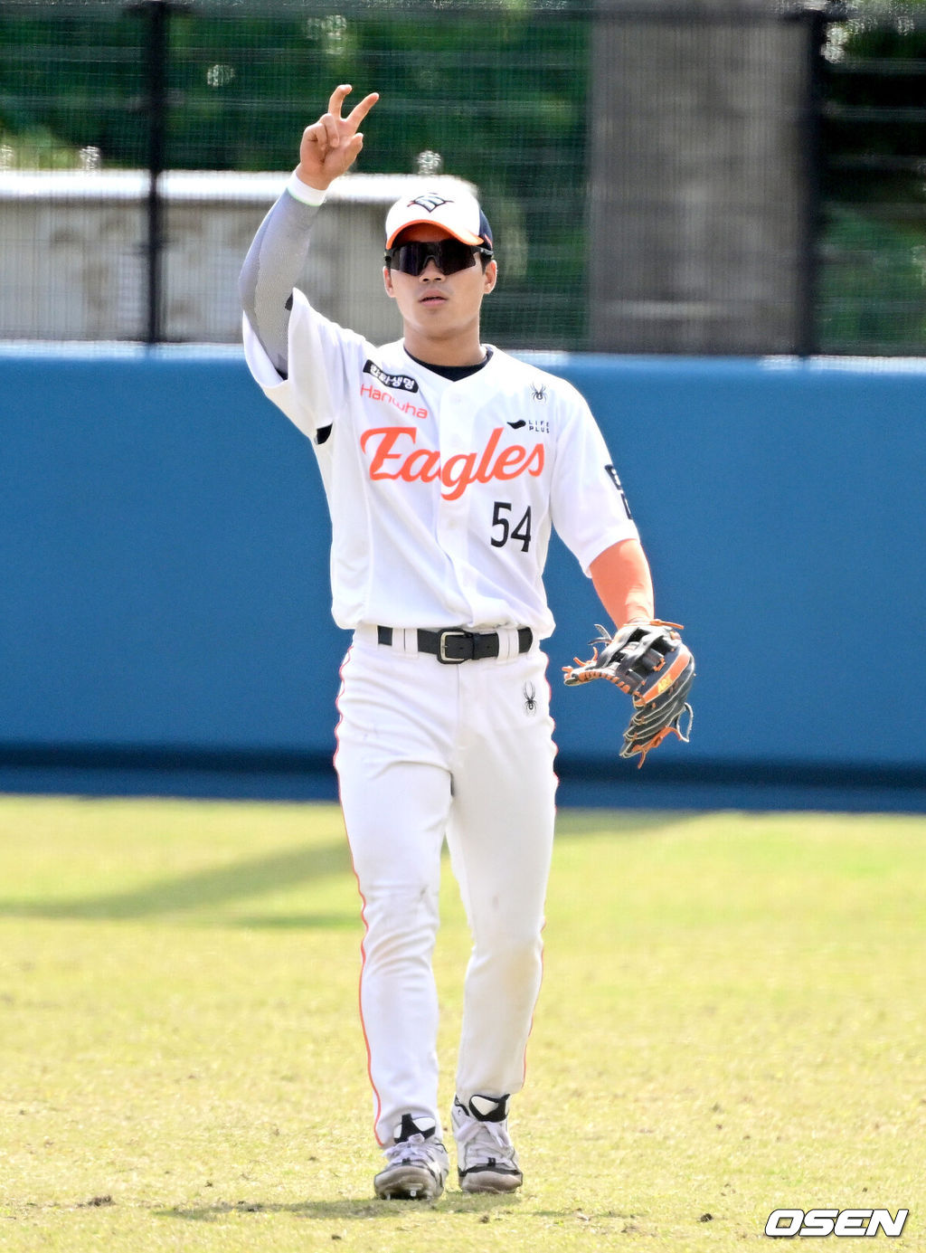 2026 WBC(월드베이스볼클래식)를 준비하는 대한민국 야구 대표팀이 21일 오후 일본 오키나와 고친다 구장에서 프로야구 한화 이글스와 연습경기를 펼쳤다. 야구 대표팀은 오키나와에서 국내 팀들과 6차례 연습경기를 치르며 전력을 끌어올릴 예정이다.7회초 한화 오재원이 우익수 대수비로 나서고 있다. 2026.02.21 / dreamer@osen.co.kr