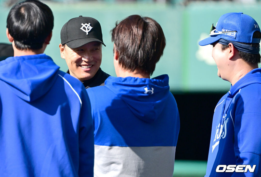 프로야구 삼성 라이온즈가 28일 일본 오키나와 나하 셀룰러 스타디움에서 일본프로야구 요미우리 자이언츠와 연습경기를 펼쳤다.삼성은 요미우리를 상대로 최원태를 선발로 내세운다.이승엽 요미우리 타격코치가 삼성 강민호, 임기영과, 장승현과 인사를 나누고 있다. 2026.02.28 / dreamer@osen.co.kr