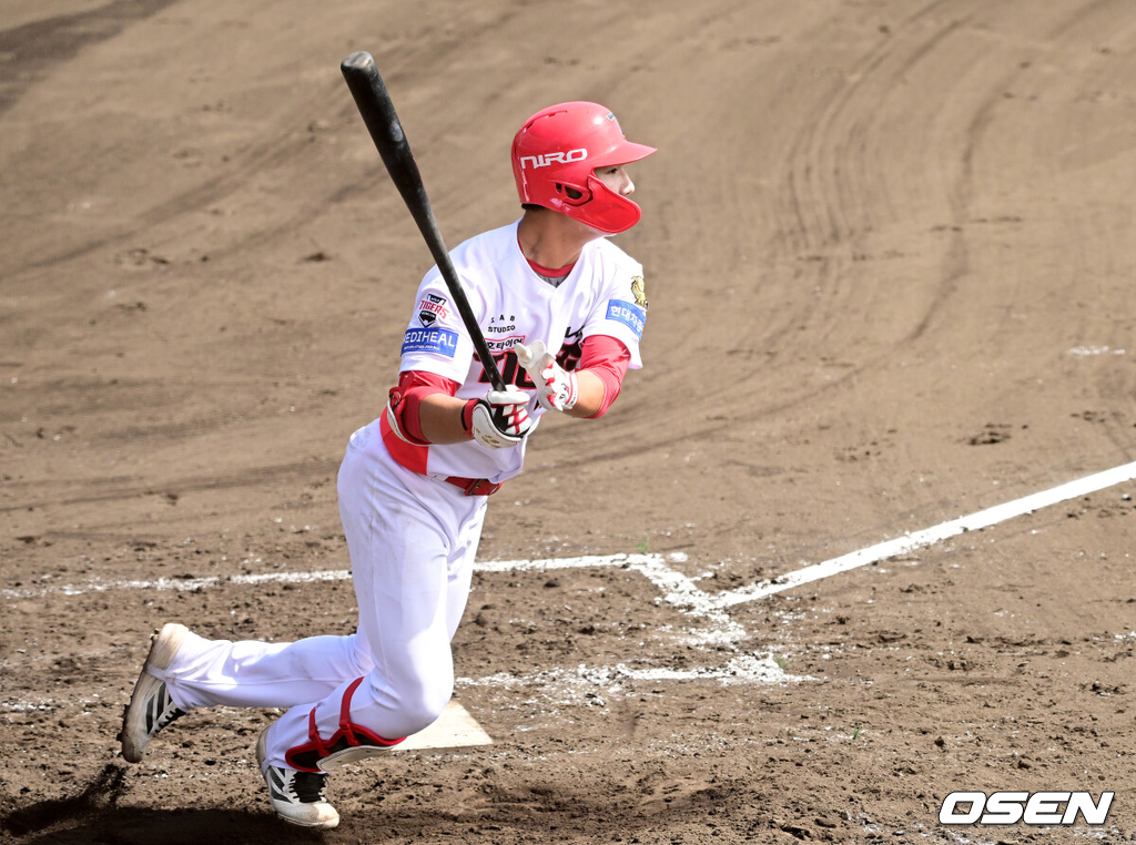 2일 일본 오키나와 킨 베이스볼 스타디움에서 KIA 타이거즈와 삼성 라이온즈의 연습경기가 열렸다.KIA는 양현종, 삼성은 이승현을 선발로 내세웠다.4회말 KIA 정현창이 안타를 날리고 있다. 2026.03.02 / dreamer@osen.co.kr