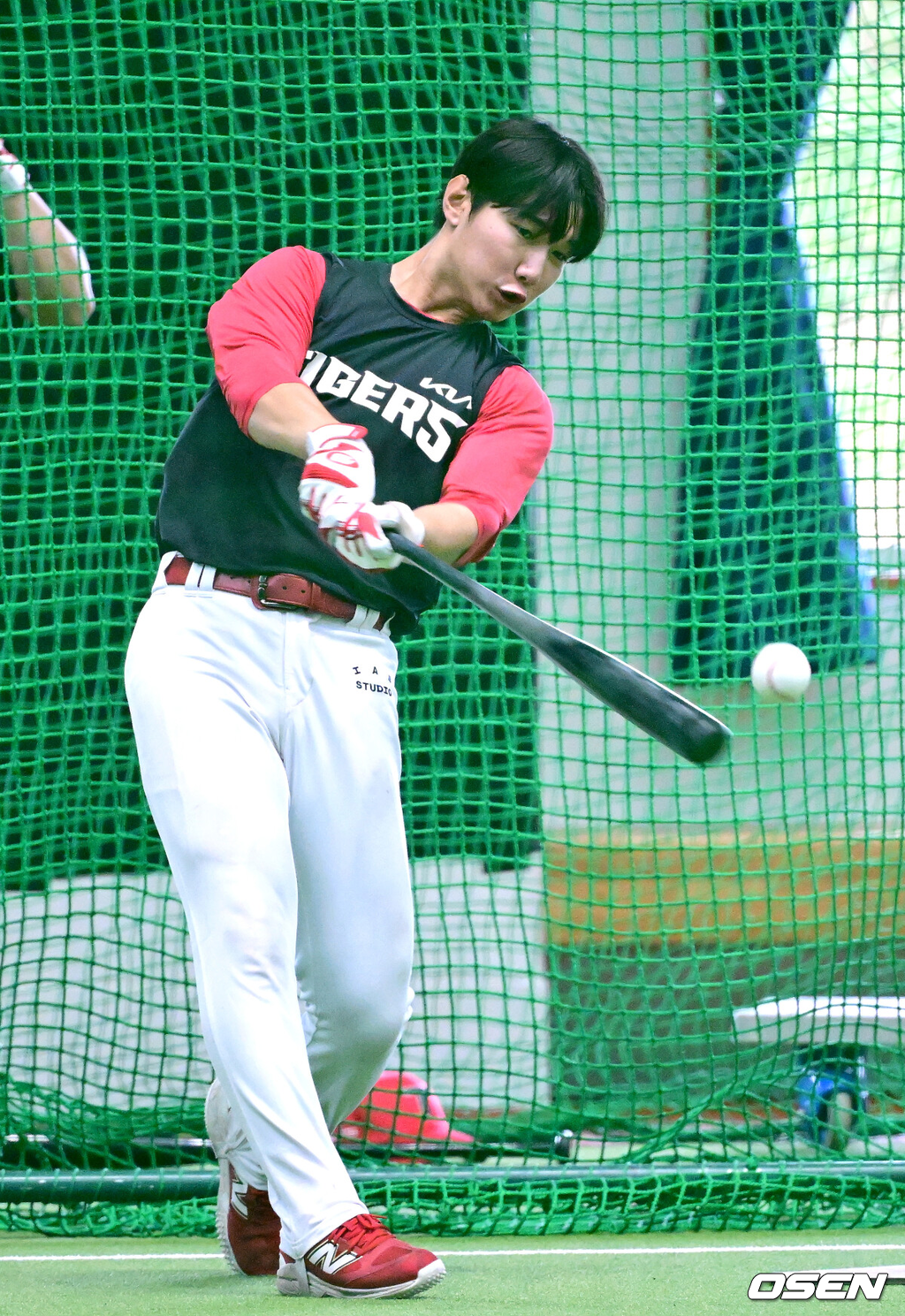 프로야구 KIA 타이거즈가 25일 일본 오키나와 킨 베이스볼 스타디움에 스프링캠프를 차리고 구슬땀을 흘렸다.KIA는 이번 오키나와 2차 스프링캠프에서 총 5차례 연습경기를 치르며 전력을 끌어올릴 예정이다.KIA 정현창이 타격 훈련을 펼치고 있다. 2026.02.25 / dreamer@osen.co.kr