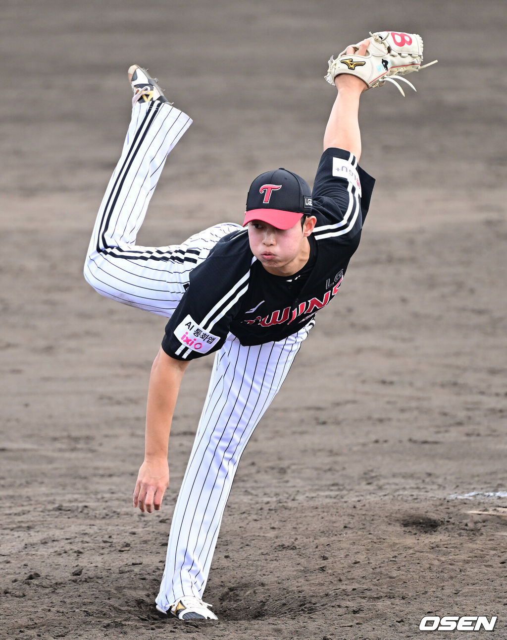 1일 일본 오키나와 구시가와 야구장에서 프로야구 KT 위즈와 LG 트윈스의 연습경기가 열렸다.이날 경기에서 KT는 오원석, LG는 요니 치리노스를 선발로 내세웠다.9회말 마운드에 오른 LG 투수 김영우가 힘차게 공을 뿌리고 있다. 2026.03.01 / dreamer@osen.co.kr
