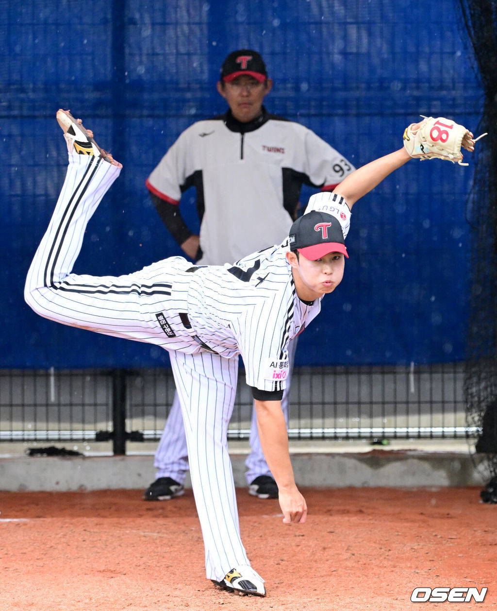 프로야구 LG 트윈스가 27일 일본 오키나와 가데나 야구장에서 스프링캠프 훈련을 펼쳤다.미국 애리조나에서 1차 스프링캠프를 마친 LG는 25일 오키나와에 입성해 26일부터 본격적으로 2차 캠프를 시작했다.LG 김영우가 불펜 피칭을 펼치고 있다. 2026.02.27 / dreamer@osen.co.kr