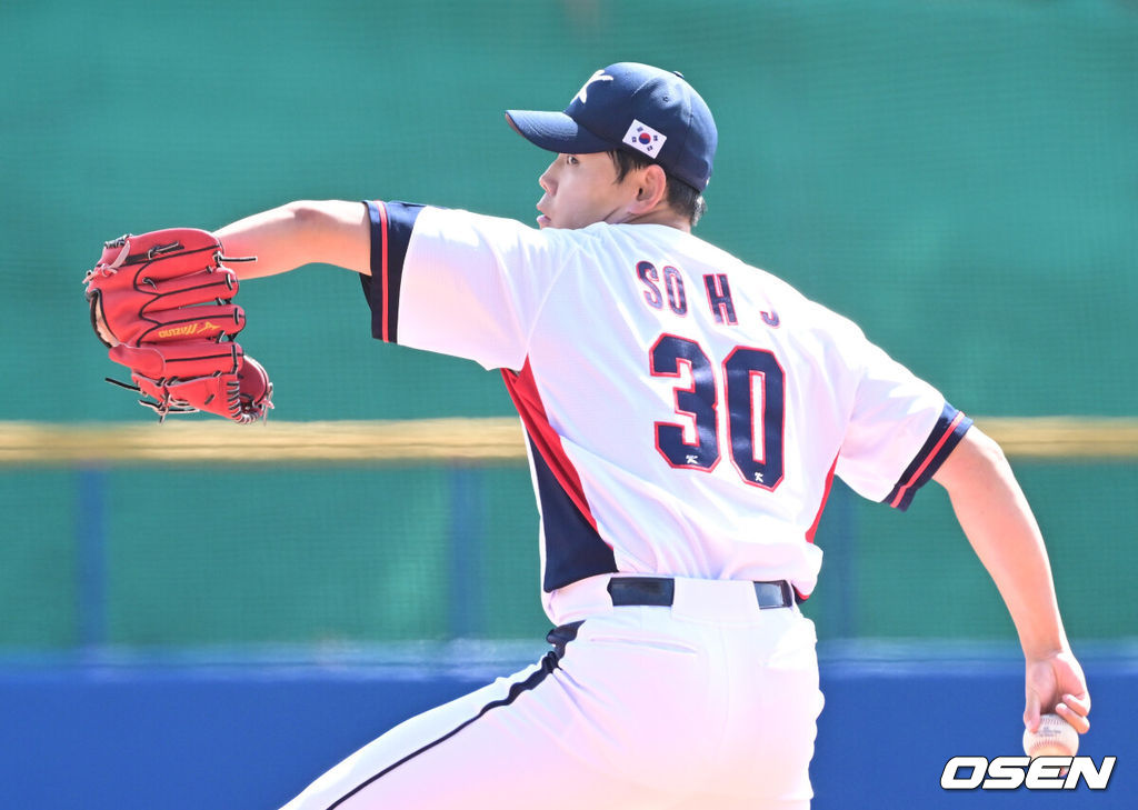 2026 WBC(월드베이스볼클래식)를 준비하는 대한민국 야구 대표팀이 26일 일본 오키나와 가데나 야구장에서 프로야구 삼성 라이온즈와 연습경기를 펼쳤다. 야구 대표팀은 오키나와에서 국내 팀들과 6차례 연습경기를 치르며 전력을 끌어올릴 예정이다.1회초 대표팀 선발 소형준이 힘차게 공을 뿌리고 있다. 2026.02.26 / dreamer@osen.co.kr