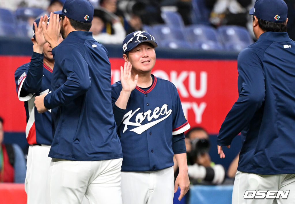 한국의 거포들이 연달아 터뜨리면서 오사카 평가전을 기분 좋게 마무리할 수 있었다. 이제 결전의 땅 도쿄로 향한다.류지현 감독이 이끄는 한국 WBC 대표팀은 3일 일본 오사카 교세라돔에서 열린 오릭스 버팔로스와의 2026 WBC 공식 평가전에서 8-5로 승리를 거뒀다. 이로써 한국은 전날(2일) 한신 타이거스전 3-3 무승부, 이날 오릭스전 승리로 공식 평가전 1승1무를 기록한 채 결전의 장소인 일본 도쿄돔으로 이동하게 된다.경기 종료 후 한국 류지현 감독이 선수들과 승리의 기쁨을 나누고 있다. 2026.03.03 /spjj@osen.co.kr