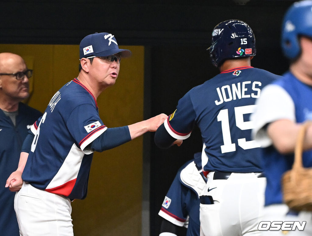 3일 일본 오사카 교세라돔에서 월드베이스볼클래식(WBC) 공식 연습 경기 한국 야구 대표팀과 오릭스 버팔로스의 경기가 열렸다.우리 대표팀은 연습 경기 2차전을 치른 뒤 5일 일본 도쿄돔에서 체코와 WBC 조별리그 1차전에서 격돌한다.4회초 공격을 마친 한국 류지현 감독이 안타를 기록한 저마이 존스와 하이파이브를 하고 있다. 2026.03.03 /spjj@osen.co.kr
