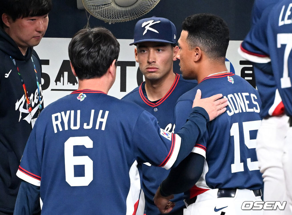 3일 일본 오사카 교세라돔에서 월드베이스볼클래식(WBC) 공식 연습 경기 한국 야구 대표팀과 오릭스 버팔로스의 경기가 열렸다.우리 대표팀은 연습 경기 2차전을 치른 뒤 5일 일본 도쿄돔에서 체코와 WBC 조별리그 1차전에서 격돌한다.경기에 앞서 한국 류지현 감독이 셰이 위트컴, 저마이 존스와 이야기를 나누고 있다. 2026.03.03 /spjj@osen.co.kr