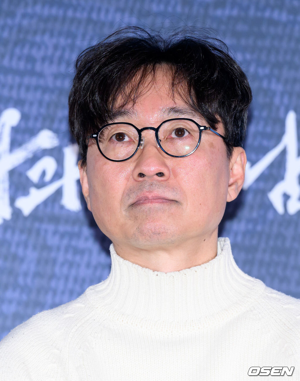 21일 오후 서울 강남구 메가박스 코엑스에서 영화 ‘왕과 사는 남자’ 언론시사회가 열렸다.'왕과 사는 남자'는 1457년 청령포, 마을의 부흥을 위해 유배지를 자처한 촌장과 왕위에서 쫓겨나 유배된 어린 선왕의 사연을 그린 작품으로 2월 4일 개봉한다.장항준 감독이 취재진의 질문을 듣고 있다. 2026.01.21 /sunday@osen.co.kr