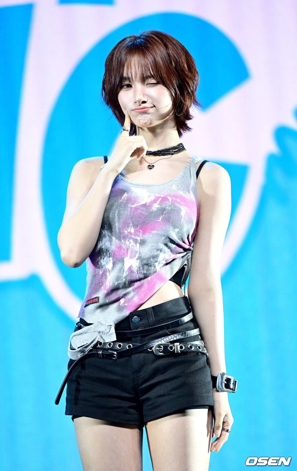 그룹 ifeye(이프아이-카시아, 라희, 원화연, 사샤, 태린, 미유)가 16일 오후 서울 한남동 블루스퀘어 SOL 트래블홀에서 미니 2집 물결 ‘낭’ Pt.2 ‘sweet tang(스윗탱)’을 발매 쇼케이스를 가졌다.이번 앨범 타이틀곡 ‘r u ok?’는 ifeye(이프아이)의 독보적인 멋스러움을 담아낸 노래로, 파워풀한 댄스곡 같으면서도 그 이면에 섬세한 악기 구성과 정교하게 설계된 그루브가 담겨 있어 리스너들의 귀를 사로잡을 것으로 기대된다.이프아이 샤샤가 포토타임을 하고 있다. 2025.07.16/ dreamer@osen.co.kr