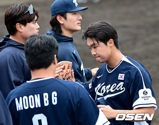 [OSEN=오키나와(일본), 최규한 기자] 2026 WBC(월드베이스볼클래식)를 준비하는 대한민국 야구 대표팀이 20일 오후 일본 오키나와 온나손 아카마 구장에서 프로야구 삼성 라이온즈와 연습경기를 펼쳤다. 야구 대표팀은 오키나와에서 국내 팀들과 6차례 연습경기를 치르며 전력을 끌어올릴 예정이다.4회말 3실점한 대표팀 투수 정우주가 더그아웃으로 향하고 있다. 2026.02.20 / dreamer@osen.co.kr