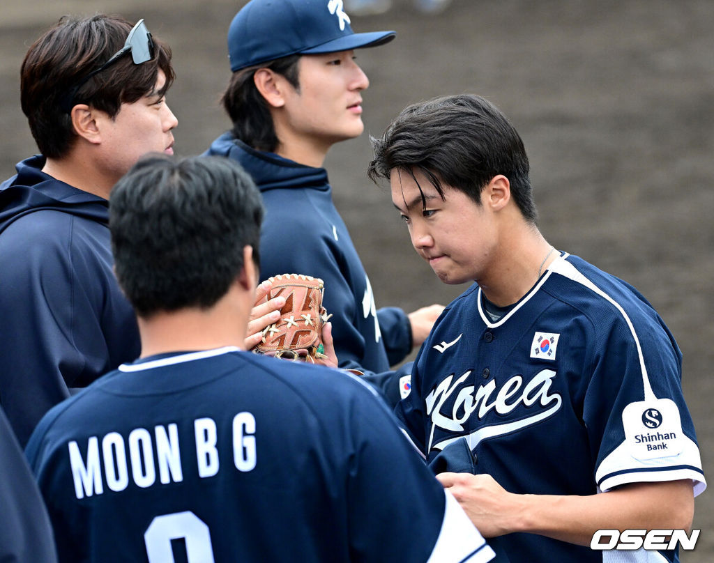 2026 WBC(월드베이스볼클래식)를 준비하는 대한민국 야구 대표팀이 20일 오후 일본 오키나와 온나손 아카마 구장에서 프로야구 삼성 라이온즈와 연습경기를 펼쳤다. 야구 대표팀은 오키나와에서 국내 팀들과 6차례 연습경기를 치르며 전력을 끌어올릴 예정이다.4회말 3실점한 대표팀 투수 정우주가 더그아웃으로 향하고 있다. 2026.02.20 / dreamer@osen.co.kr