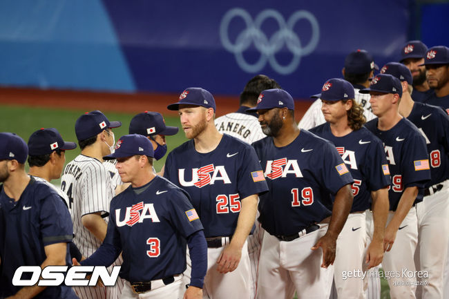 [사진] 2021년 열린 도쿄올림픽 야구 결승전을 마친 뒤 미국과 일본 선수들이 악수를 나누고 있다. ⓒGettyimages(무단전재 및 재배포 금지)
