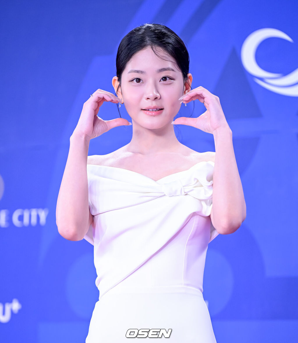 제4회 청룡시리즈어워즈 레드카펫 및 포토월 행사가 18일 인천 파라다이스시티에서 열렸다.청룡시리즈어워즈는 2022년 대한민국 최초로 시도된 오리지널 스트리밍 시리즈를 대상으로 하는 시상식이다. 사회는 전현무와 임윤아로 4년 연속 호흡을 맞춘다.배우 정수빈이 포즈를 취하고 있다. 2025.07.18 / jpnews@osen.co.kr