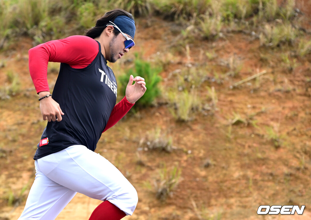 프로야구 KIA 타이거즈가 25일 일본 오키나와 킨 베이스볼 스타디움에 스프링캠프를 차리고 구슬땀을 흘렸다.KIA는 이번 오키나와 2차 스프링캠프에서 총 5차례 연습경기를 치르며 전력을 끌어올릴 예정이다.KIA 김범수가 러닝 훈련을 펼치고 있다. 2026.02.25 / dreamer@osen.co.kr