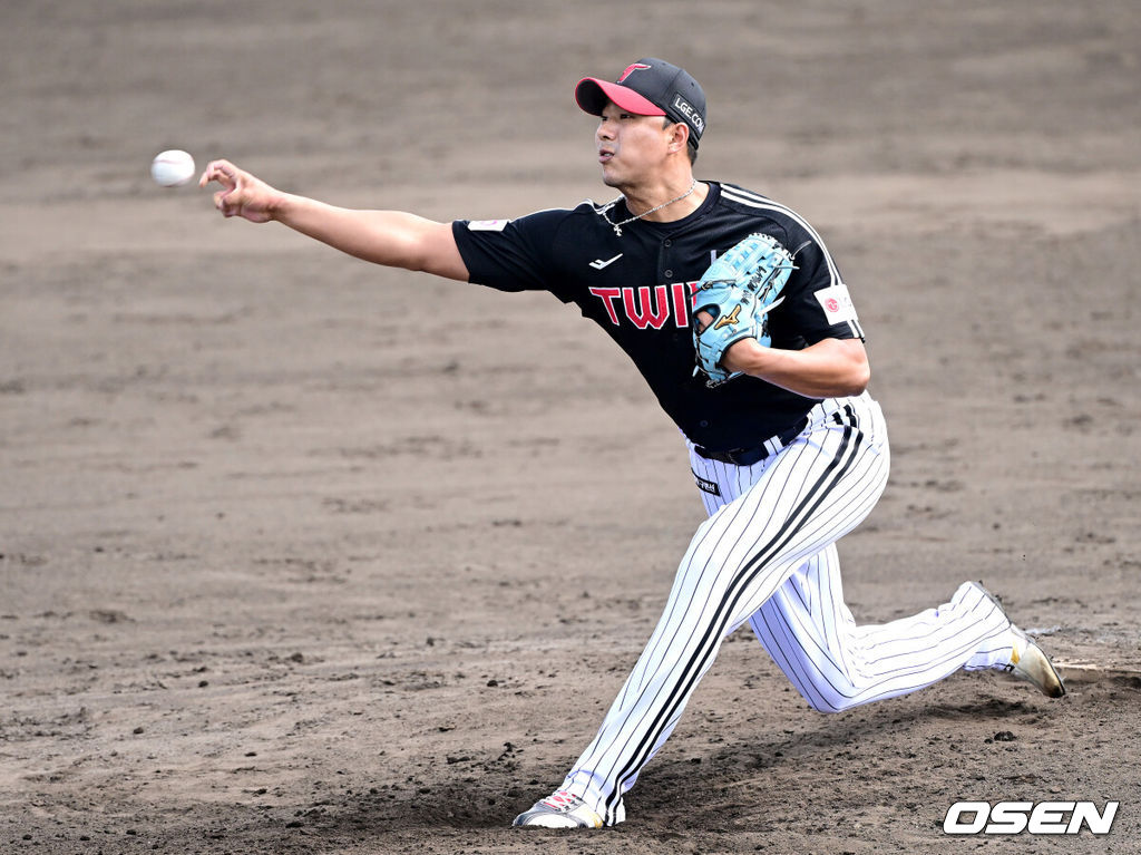 1일 일본 오키나와 구시가와 야구장에서 프로야구 KT 위즈와 LG 트윈스의 연습경기가 열렸다.이날 경기에서 KT는 오원석, LG는 요니 치리노스를 선발로 내세웠다.6회말 마운드에 오른 LG 투수 정우영이 힘차게 공을 뿌리고 있다. 2026.03.01 / dreamer@osen.co.kr