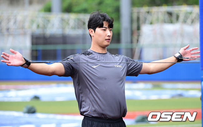 [OSEN=오키나와(일본), 최규한 기자] 프로야구 LG 트윈스가 27일 일본 오키나와 가데나 야구장에서 스프링캠프 훈련을 펼쳤다.미국 애리조나에서 1차 스프링캠프를 마친 LG는 25일 오키나와에 입성해 26일부터 본격적으로 2차 캠프를 시작했다.LG 이정용이 훈련을 펼치고 있다. 2026.02.27 / dreamer@osen.co.kr