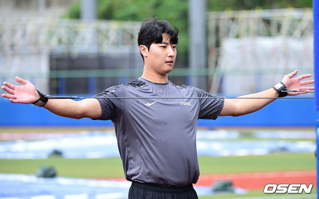 프로야구 LG 트윈스가 27일 일본 오키나와 가데나 야구장에서 스프링캠프 훈련을 펼쳤다.미국 애리조나에서 1차 스프링캠프를 마친 LG는 25일 오키나와에 입성해 26일부터 본격적으로 2차 캠프를 시작했다.LG 이정용이 훈련을 펼치고 있다. 2026.02.27 / dreamer@osen.co.kr