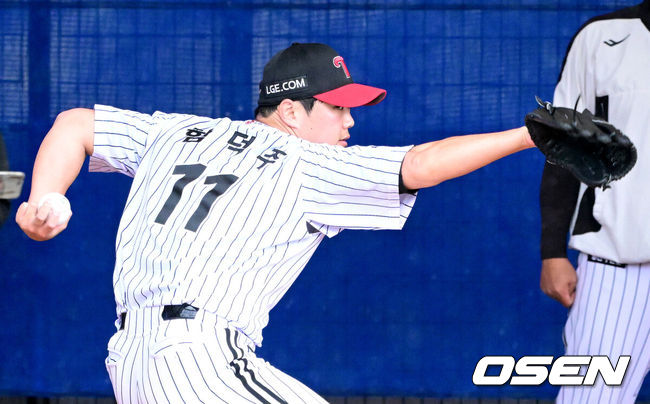 [OSEN=오키나와(일본), 최규한 기자] 프로야구 LG 트윈스가 27일 일본 오키나와 가데나 야구장에서 스프링캠프 훈련을 펼쳤다.미국 애리조나에서 1차 스프링캠프를 마친 LG는 25일 오키나와에 입성해 26일부터 본격적으로 2차 캠프를 시작했다.LG 함덕주가 불펜 피칭을 펼치고 있다. 2026.02.27 / dreamer@osen.co.kr