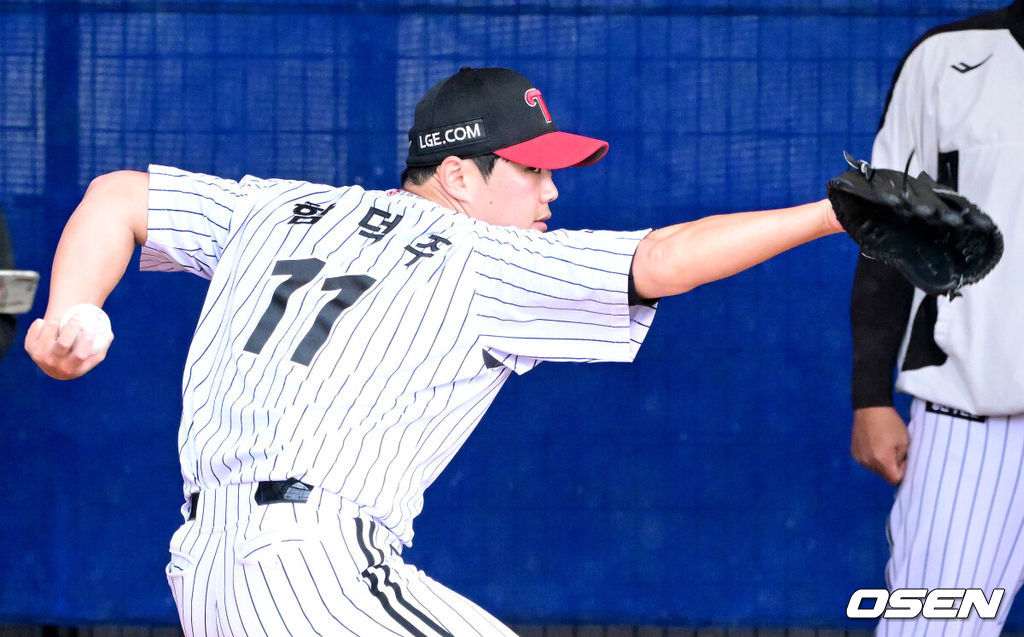 프로야구 LG 트윈스가 27일 일본 오키나와 가데나 야구장에서 스프링캠프 훈련을 펼쳤다.미국 애리조나에서 1차 스프링캠프를 마친 LG는 25일 오키나와에 입성해 26일부터 본격적으로 2차 캠프를 시작했다.LG 함덕주가 불펜 피칭을 펼치고 있다. 2026.02.27 / dreamer@osen.co.kr