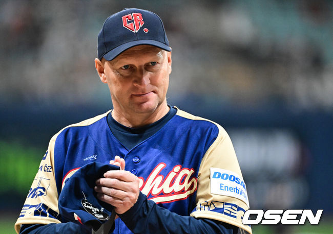 [OSEN=고척, 조은정 기자]8일 서울 구로구 고척스카이돔에서 ‘2025 NAVER K-BASEBALL SERIES’ 대한민국 야구 대표팀과 체코 야구 대표팀의 경기가 열렸다.한국은&nbsp;8일과 9일 2025 K-베이스볼 시리즈 체코 대표팀과의 2경기를 시작으로&nbsp;15일과 16일 양일에 걸쳐 도쿄돔에서 일본 대표팀과 2경기를 치른다.&nbsp;경기 전 체코 파벨 하딤 감독이 사전행사에서 박수를 보내고 있다. 2025.11.08 /cej@osen.co.kr