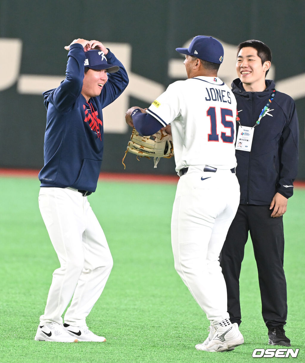 34일 일본 도쿄 도쿄돔에서 월드베이스볼클래식(WBC)대회를 하루 앞두고 한국 대표팀이 공식 훈련을 가졌다.우리 대표팀은 5일 일본 도쿄돔에서 체코와 WBC 조별리그 1차전에서 격돌한다.류지현 감독이 저마이 존스에게 ‘사랑해요’을 따라 해보라고 하고 있다. 2026.03.04 /spjj@osen.co.kr