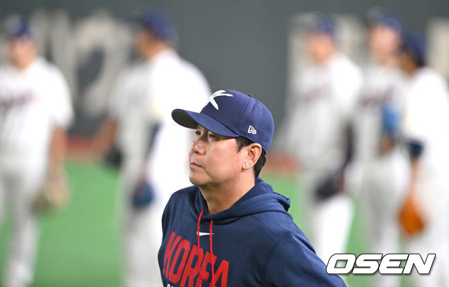 [OSEN=도쿄(일본), 손용호 기자] 34일 일본 도쿄 도쿄돔에서 월드베이스볼클래식(WBC)대회를 하루 앞두고 한국 대표팀이 공식 훈련을 가졌다.우리 대표팀은 5일 일본 도쿄돔에서 체코와 WBC 조별리그 1차전에서 격돌한다.류지현 감독이 훈련을 지켜보고 있다. 2026.03.04 /spjj@osen.co.kr