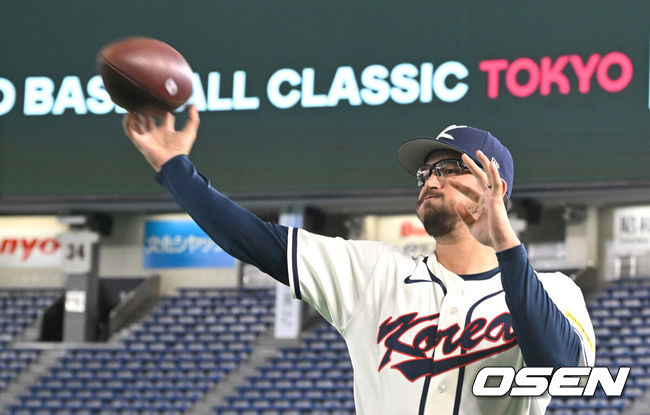 [OSEN=도쿄(일본), 손용호 기자] 34일 일본 도쿄 도쿄돔에서 월드베이스볼클래식(WBC)대회를 하루 앞두고 한국 대표팀이 공식 훈련을 가졌다.우리 대표팀은 5일 일본 도쿄돔에서 체코와 WBC 조별리그 1차전에서 격돌한다.더닝이 럭비볼을 가지고 훈련을 하고 있다. 2026.03.04 /spjj@osen.co.kr